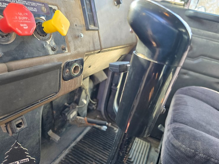 1999-peterbilt-330-image-88