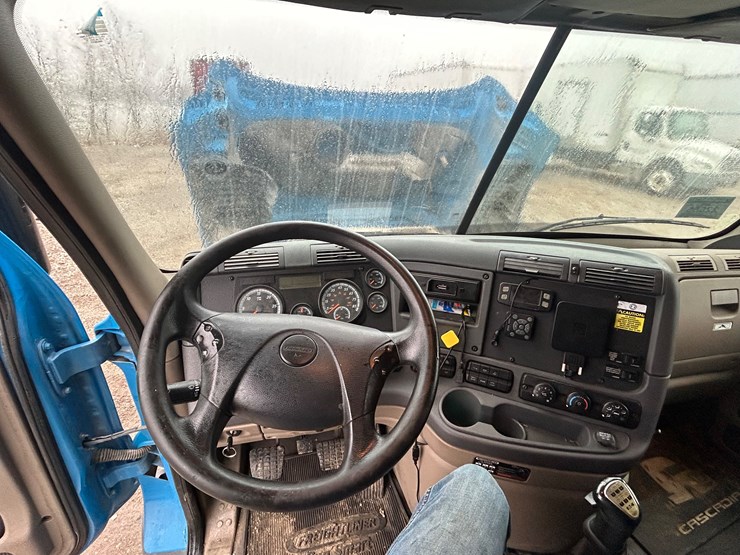 2015-freightliner-cascadia-125-image-63