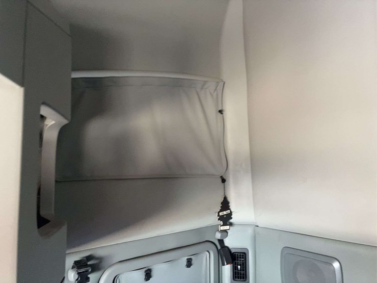 2017-kenworth-t680-image-28