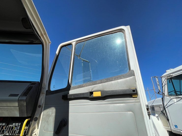 1996-freightliner-fl80-image-131