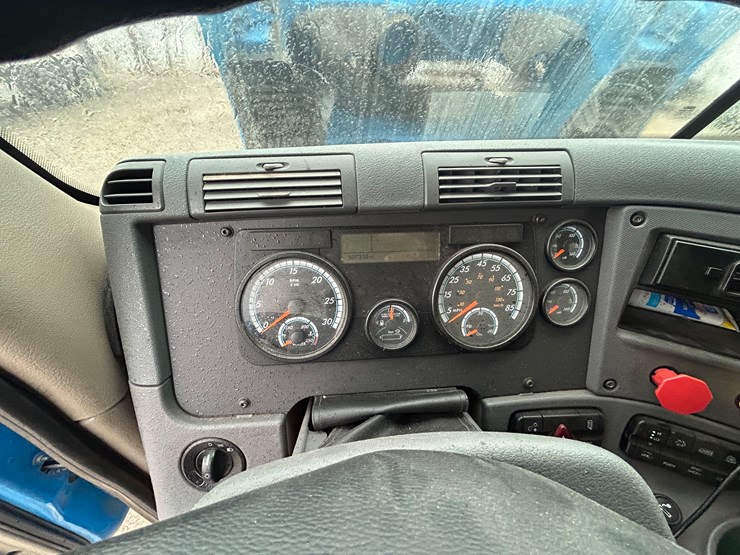 2015-freightliner-cascadia-125-image-74