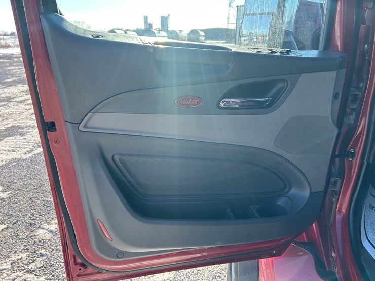 2015-peterbilt-567-image-139