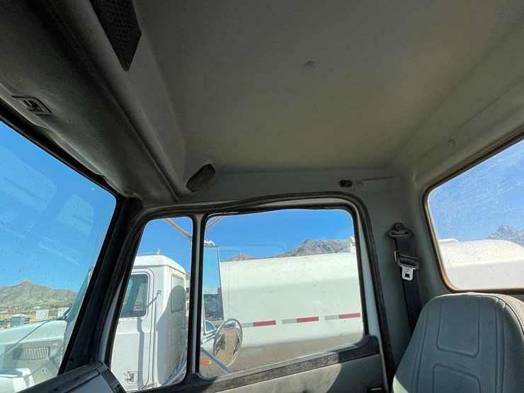 1996-freightliner-fl80-image-82