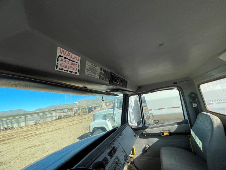 1996-freightliner-fl80-image-84