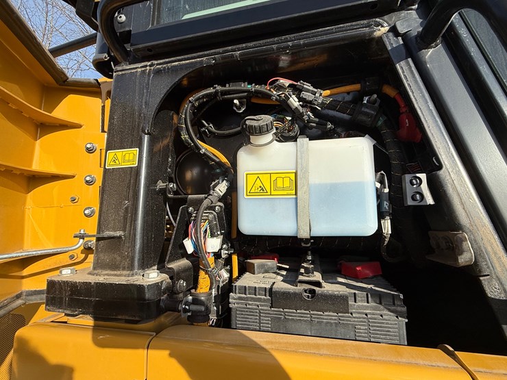 2023-caterpillar-953-image-47