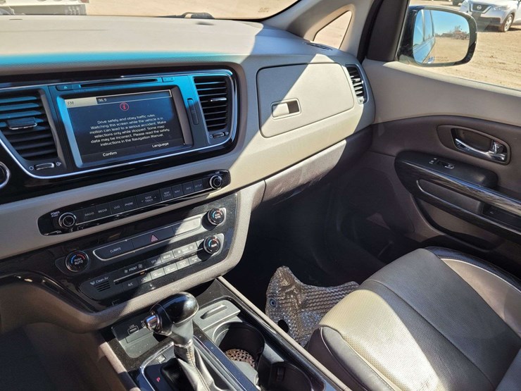 2016-kia-sedona-image-15