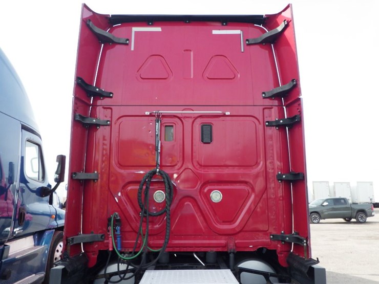 2015-freightliner-cascadia-125-image-12