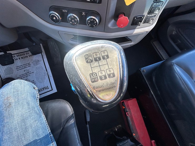 2015-peterbilt-567-image-150