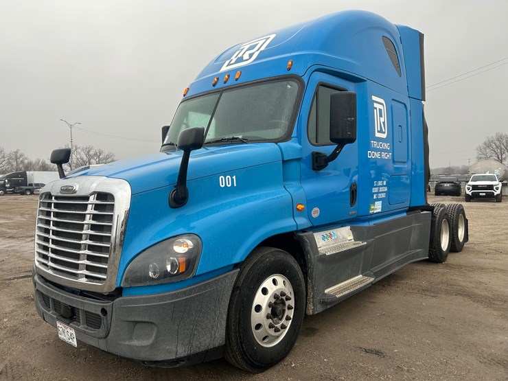 2015-freightliner-cascadia-125-image-2