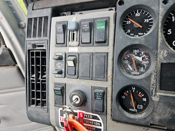 1999-freightliner-fl70-image-58