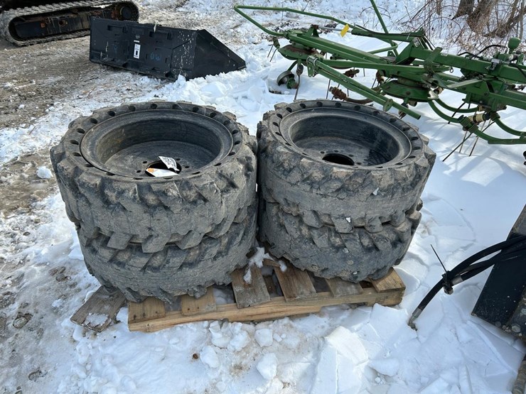 solid-skid-steer-tires-image-3