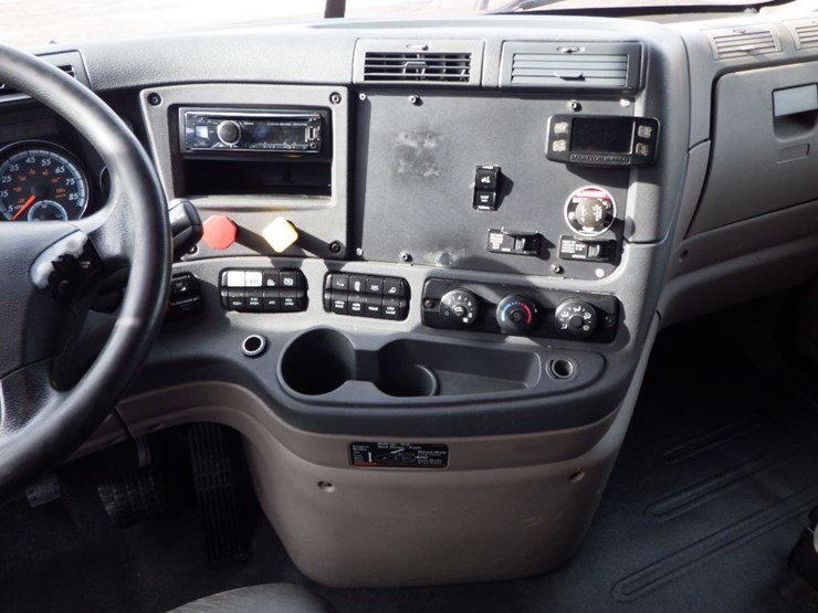 2015-freightliner-cascadia-125-image-20