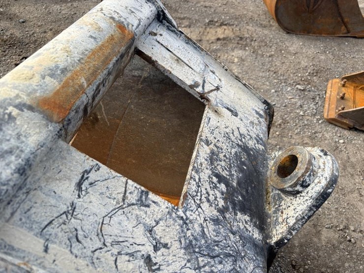 tag-24"-excavator-bucket-w/teeth-image-7