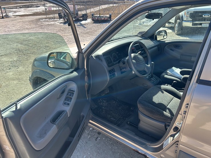 2003-chevrolet-tracker-image-33