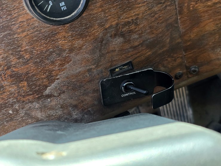 1999-peterbilt-330-image-85