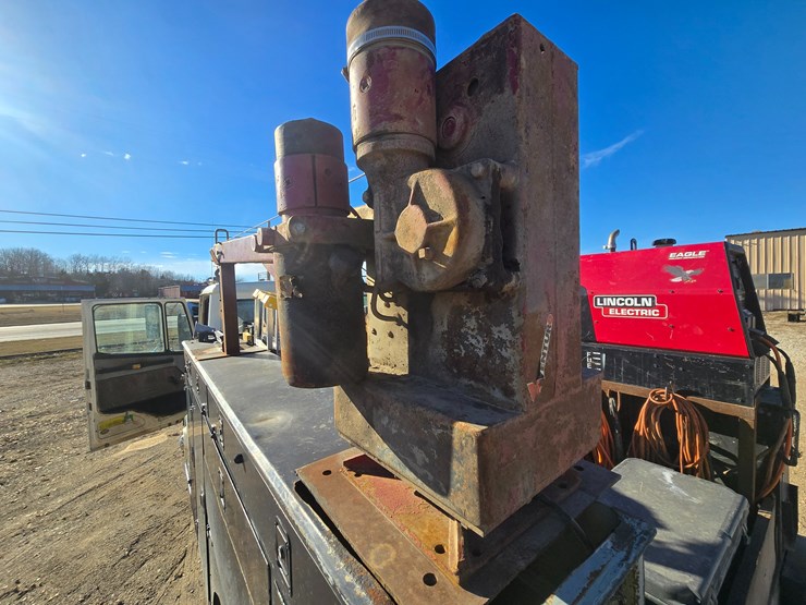 1996-freightliner-fl70-image-67