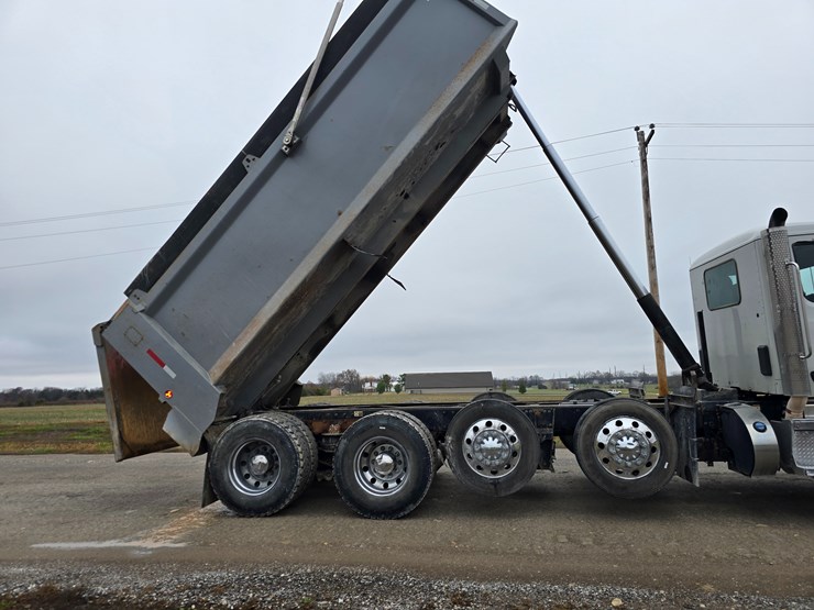 2020-peterbilt-567-image-77