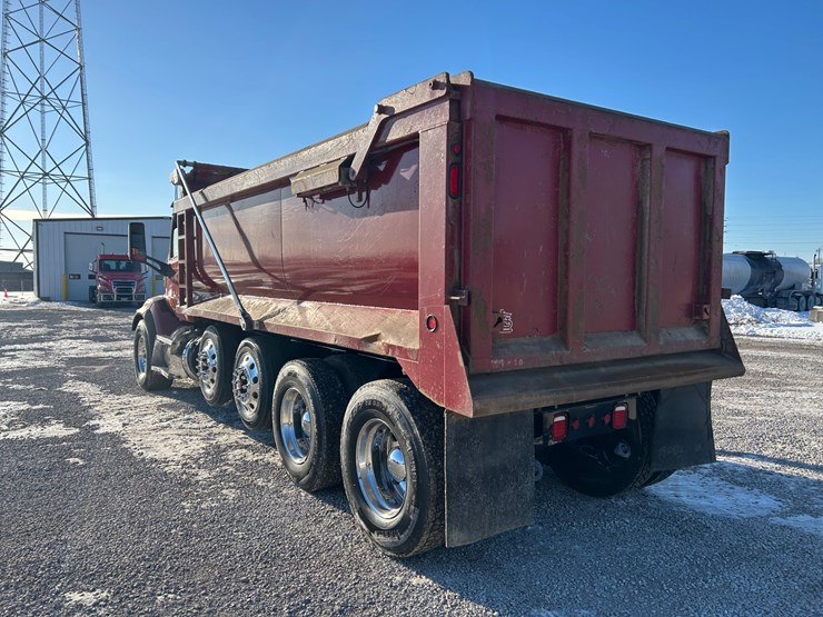 2015-peterbilt-567-image-14