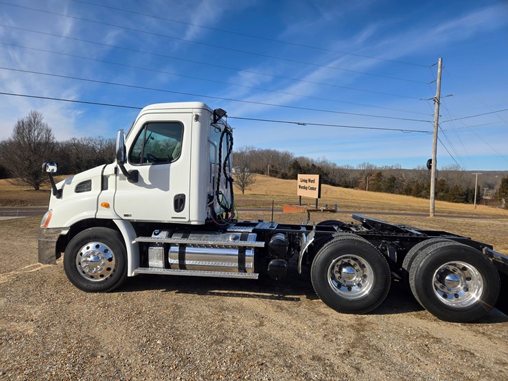 2012-freightliner-cascadia-113-image-8