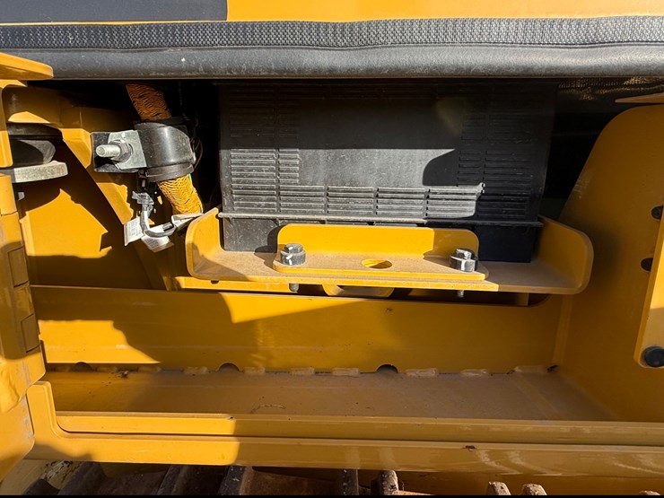2023-caterpillar-953-image-45
