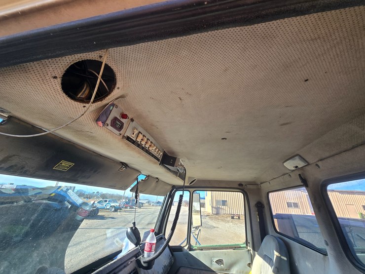 1996-freightliner-fl70-image-51