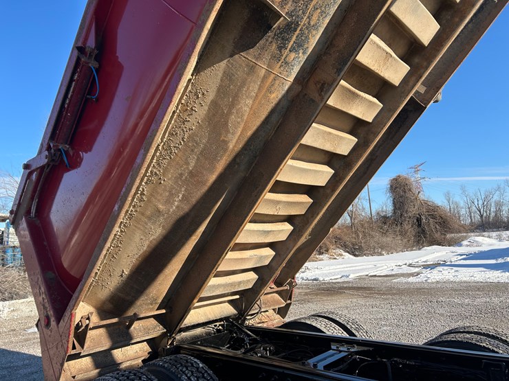 2015-peterbilt-567-image-89