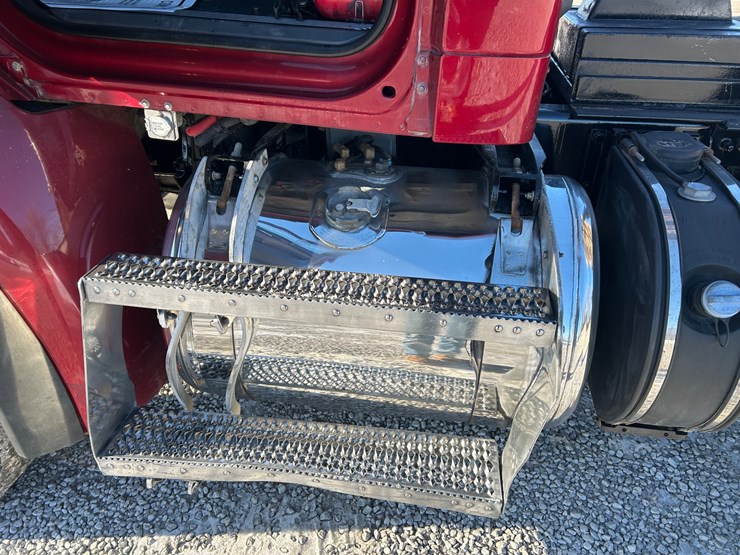 2015-peterbilt-567-image-130