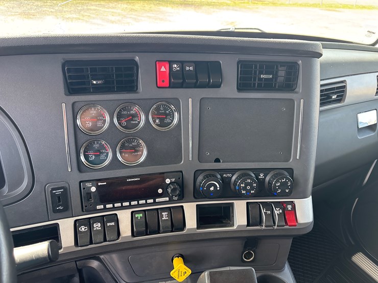 2024-kenworth-t880-image-13