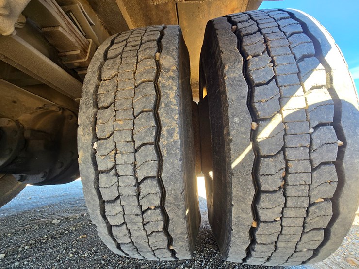 1996-freightliner-fl70-image-82