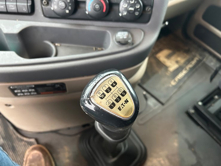 2015-freightliner-cascadia-125-image-71