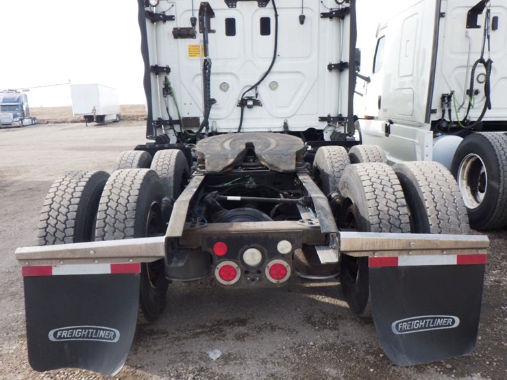 2016-freightliner-cascadia-125-image-10