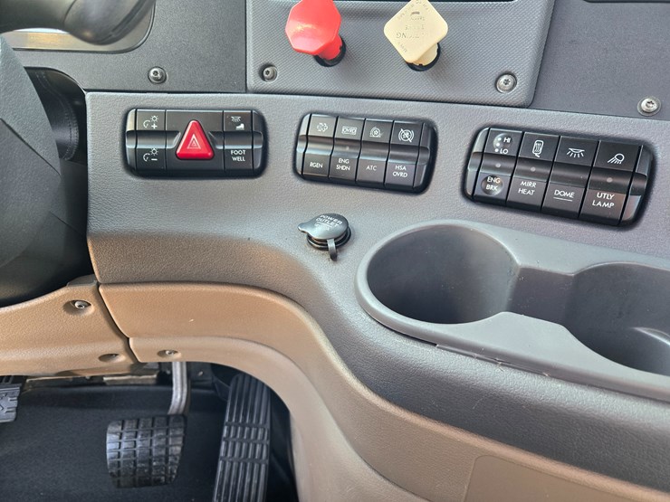 2012-freightliner-cascadia-113-image-60