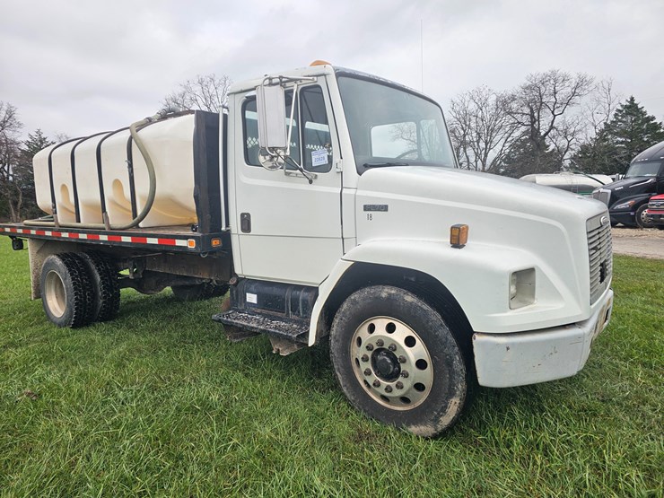 2000-freightliner-fl60-image-23