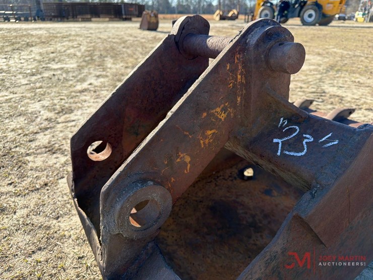 23"-tooth-bucket-backhoe-attachment-image-6