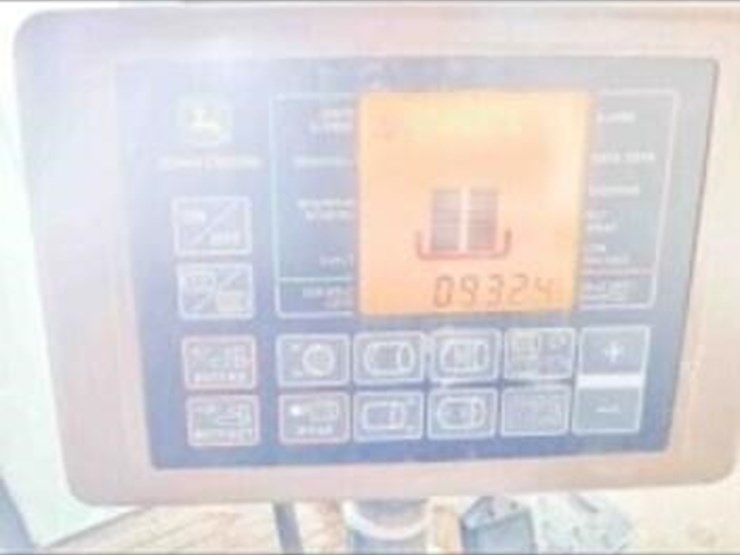 2020-john-deere-560m-image-2