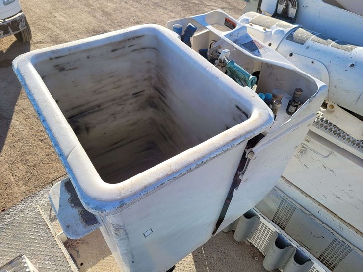 2014-freightliner-m2-106-image-10