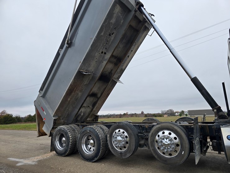 2020-peterbilt-567-image-81