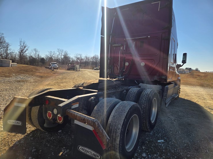 2014-freightliner-cascadia-125-image-17