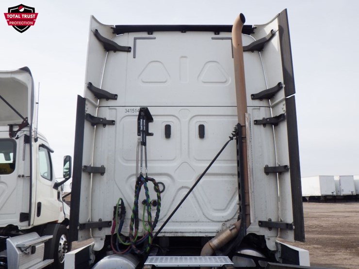 2020-freightliner-cascadia-126-image-13