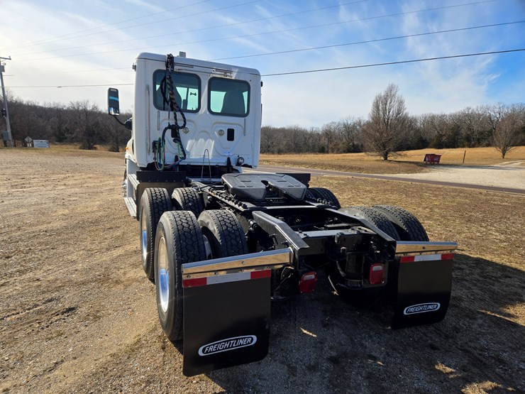 2012-freightliner-cascadia-113-image-13