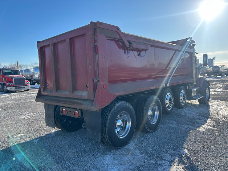 2015-peterbilt-567-image-25