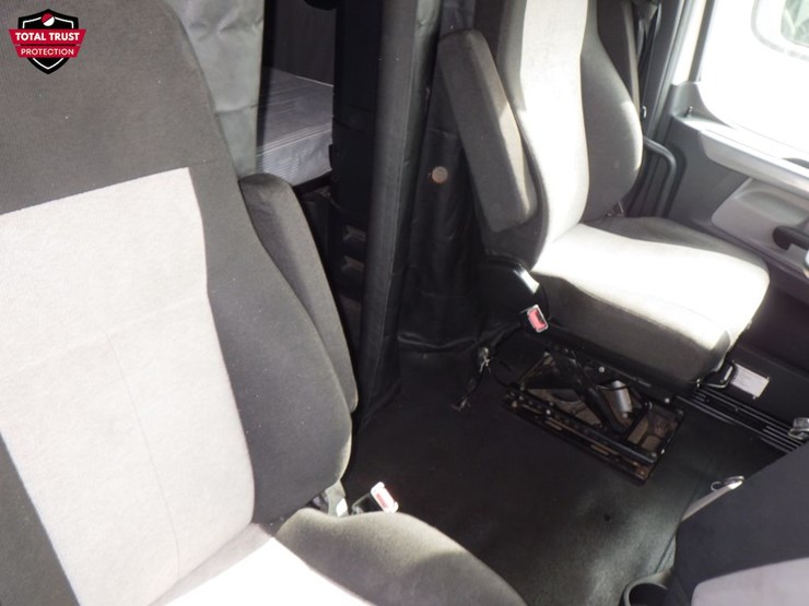 2020-freightliner-cascadia-126-image-5