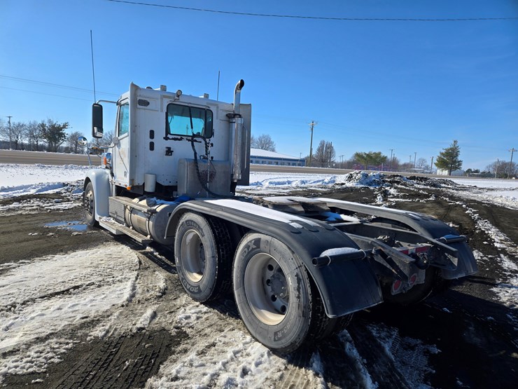 2012-freightliner-coronado-132-image-15