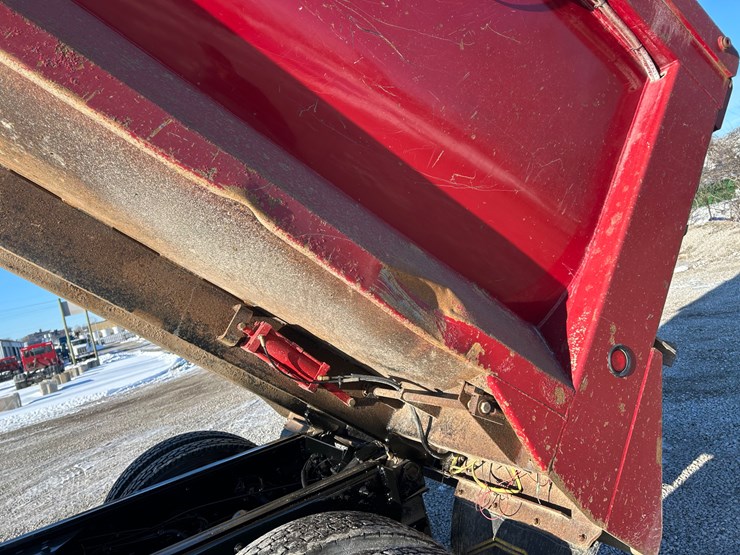 2015-peterbilt-567-image-107