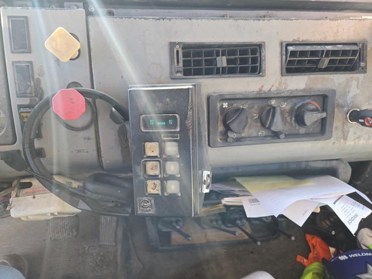 1996-freightliner-fl70-image-55