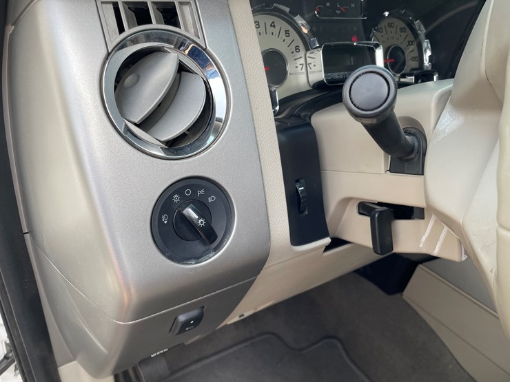 2013-ford-expedition-limited-image-10