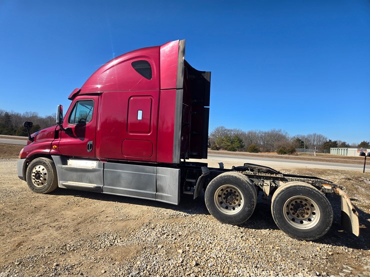 2014-freightliner-cascadia-125-image-10