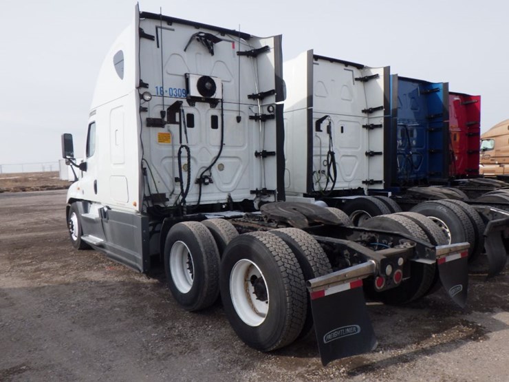 2016-freightliner-cascadia-125-image-13