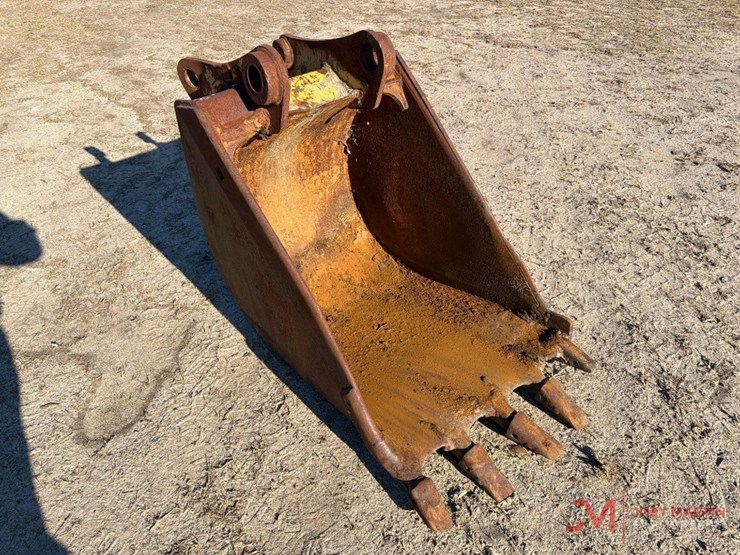 22"-tooth-bucket-backhoe-attachment-image-1
