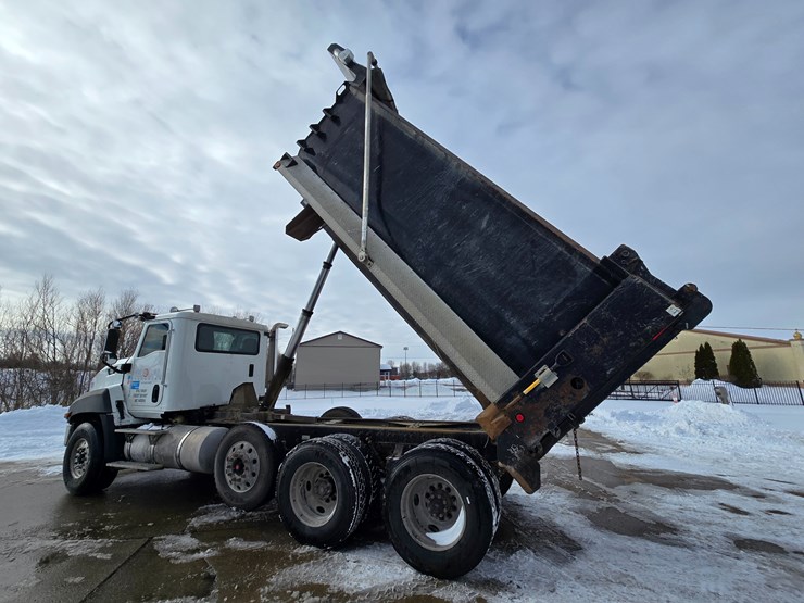 2012-caterpillar-660-image-35